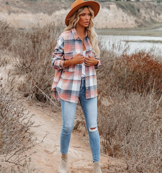 Camisa a cuadros con bolsillos grandes y largo medio para mujer