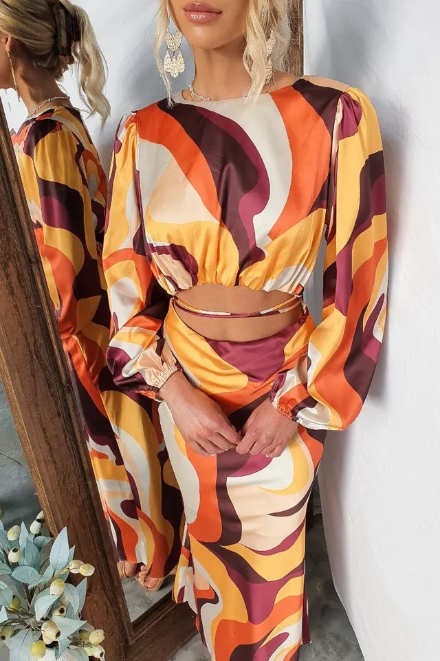 Vestido largo con cordones y abertura en el ombligo con estampado de tendencia de gas