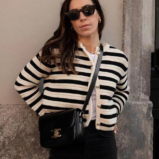 Suéter tipo cárdigan de punto de estilo clásico a rayas con hebilla y abrigo corto