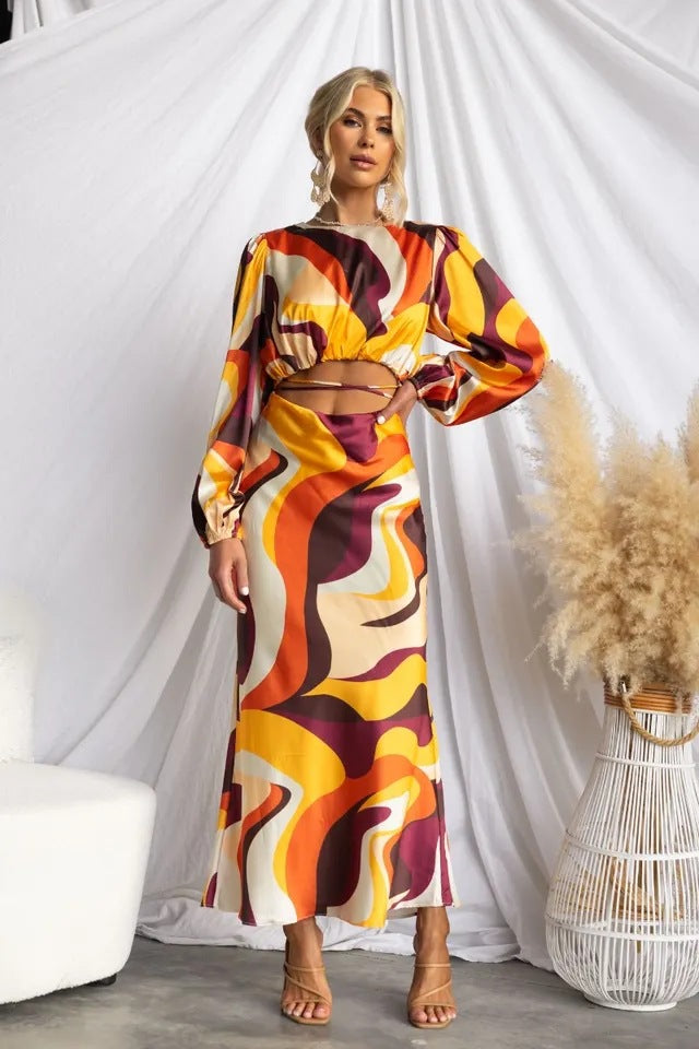 Vestido largo con cordones y abertura en el ombligo con estampado de tendencia de gas