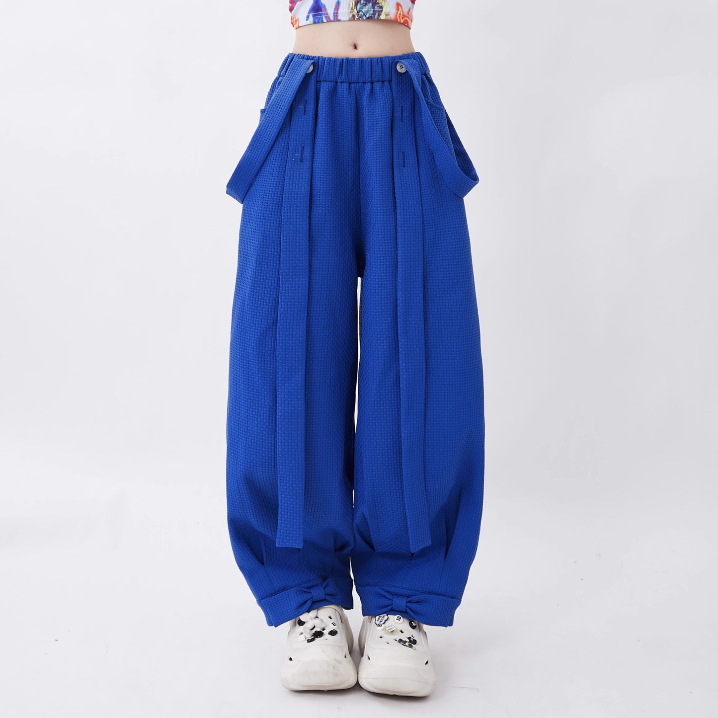 Pantalones con tirantes para mujer que usan dopamina en verano