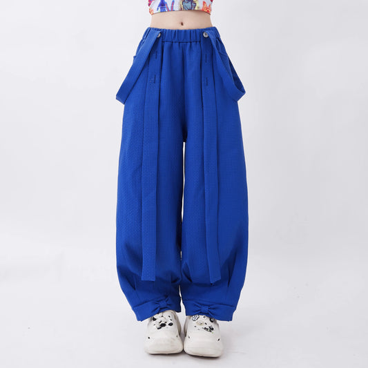 Pantalones con tirantes para mujer que usan dopamina en verano