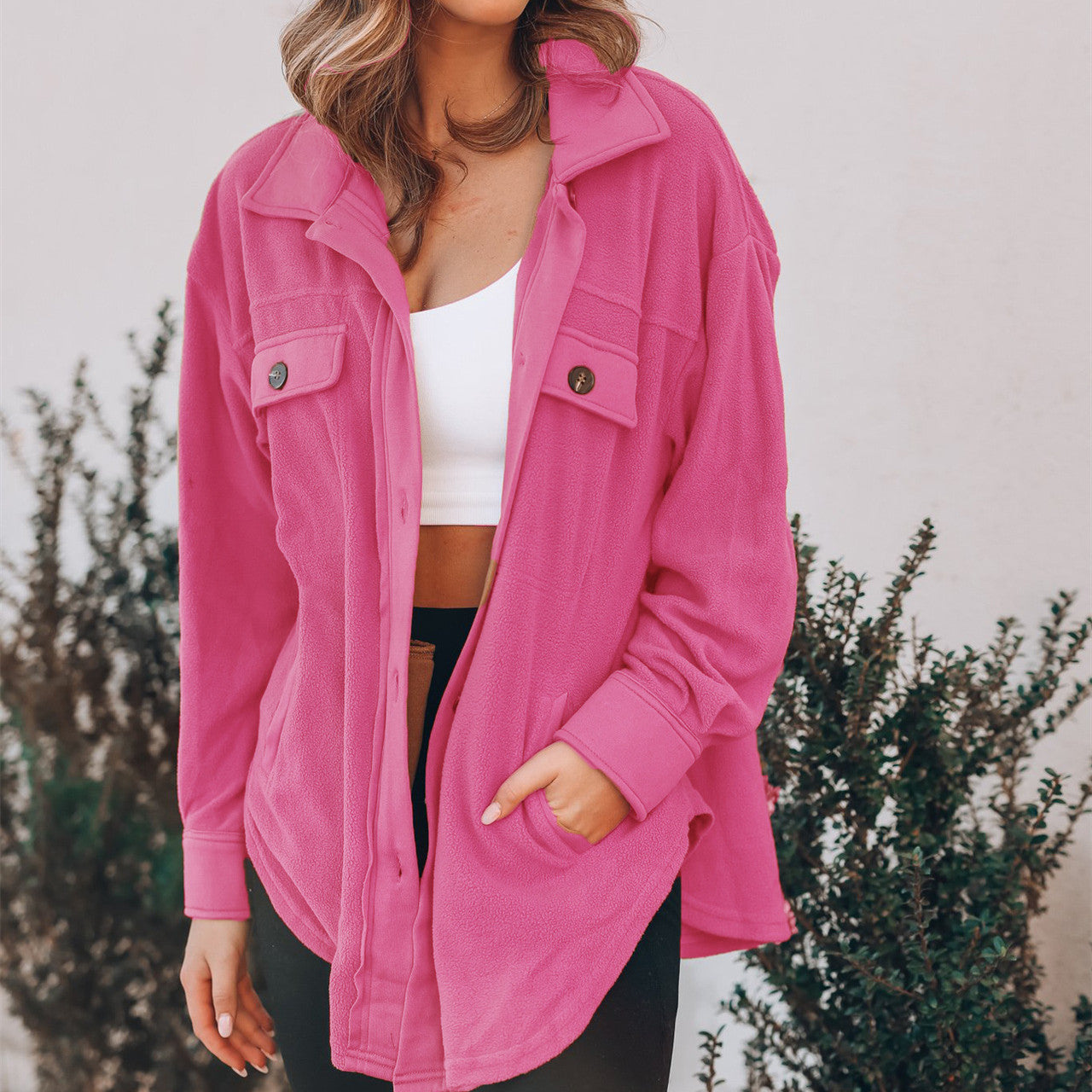 Camisa de manga larga con cuello tipo polo y botonadura sencilla para mujer