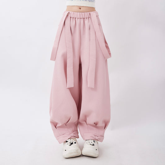 Pantalones con tirantes para mujer que usan dopamina en verano