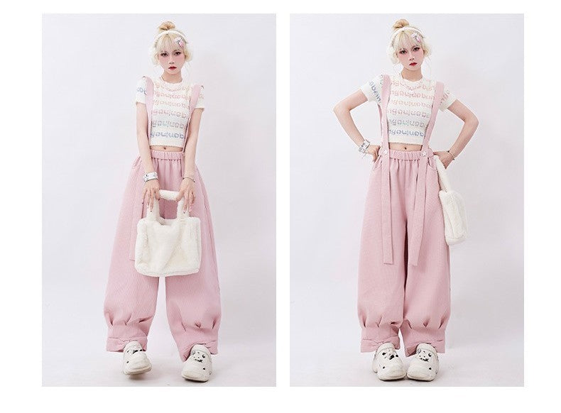 Pantalones con tirantes para mujer que usan dopamina en verano