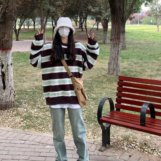 Suéter de rayas marrones estilo holgado