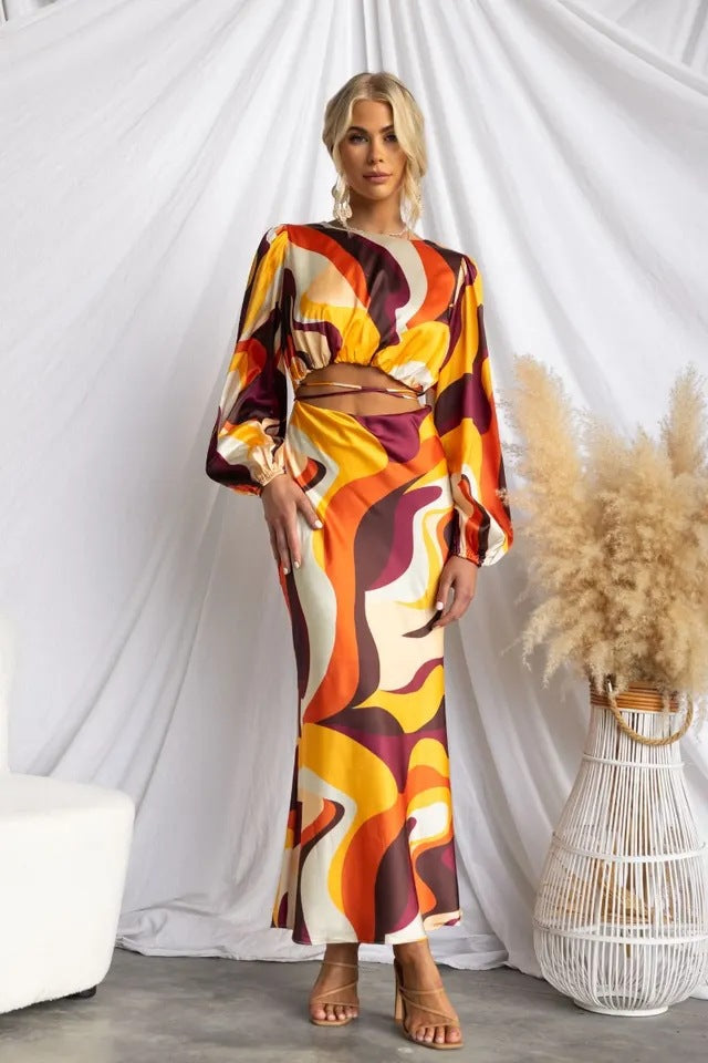 Vestido largo con cordones y abertura en el ombligo con estampado de tendencia de gas