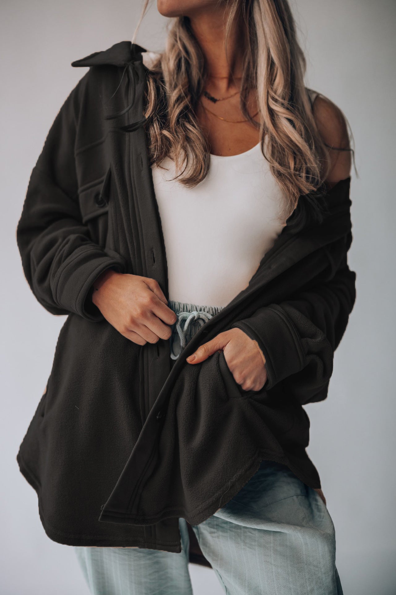 Camisa de manga larga con cuello tipo polo y botonadura sencilla para mujer