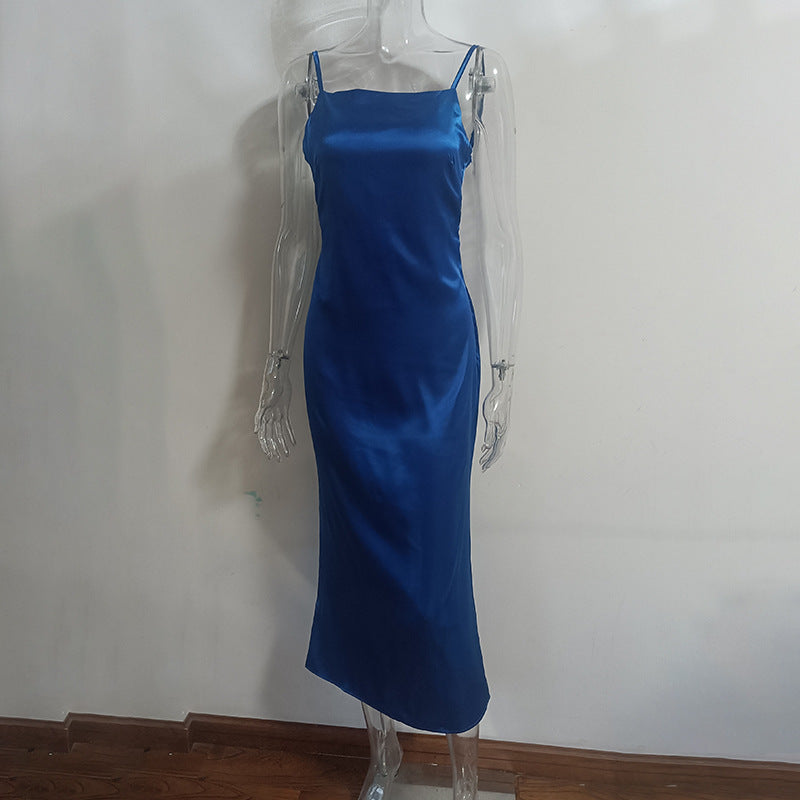 Vestido ajustado de satén elegante con tirantes, sin espalda y encaje